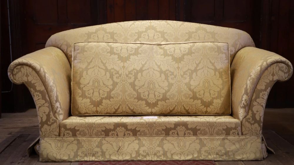 Duresta Art Forma 2 Seater Sofa Beige Gold Damask part of Set rrp£3000 - Image 3