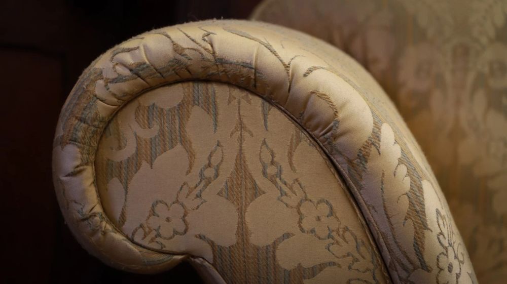 Duresta Art Forma 2 Seater Sofa Beige Gold Damask part of Set rrp£3000 - Image 10