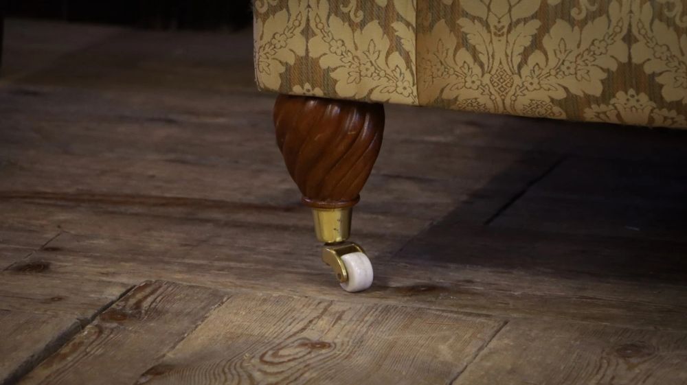 Duresta Art Forma 3 Seater Sofa Beige Gold Damask part of Set rrp£3000 - Image 16